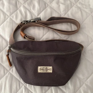 Magväska - Mörkgrå magväska/bumbag från eastpark säljs. Utan fläckar och hål
