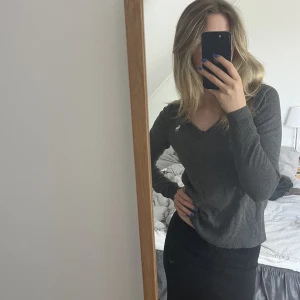 Grå tröja - En finstickad tröja i grått från Abercrombie & fitch.