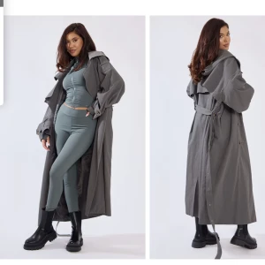 Trenchcoat - Oversized trenchcoat i grå.  Aldrig använd och ligger kvar i förpackning. Storlek 8, UK SIZE.  Väldigt Oversized och passar M/ L/XL. Eller dig som vill ha en väldigt oversized look.