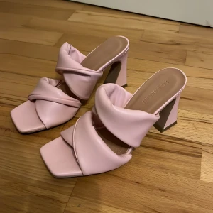 Klackskor - Super söta klackskor som jag aldrig använt 