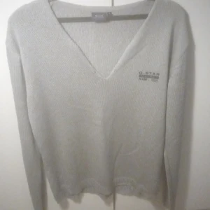 Tröja  - I fint skick men tyvärr är snörningen borta. Men så fin tröja. Frakt ingår ej 