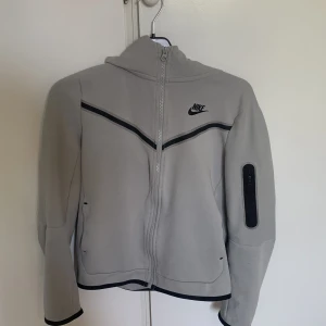Nike tech fleece - Nike tech fleece zip hoodie i storlek 158cm. Bra skick.