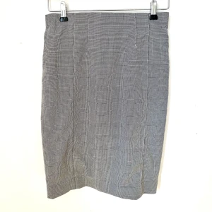 Rutig Pennkjol  - Rutig Pennkjol från H&M i storlek 38. I nyskick!