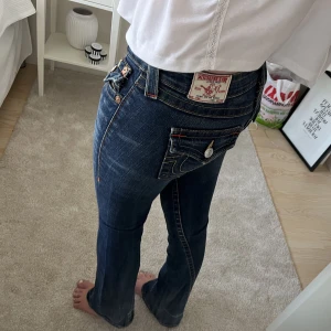 Låga jeans - Jeans från true religion, lågmidjade och långa i benen! Innerbensmått: 85 cm, bra skick! Passa på att köpa nu då jag flyttar utomlands på onsdag!! Allt ska bort ⚠️⚠️