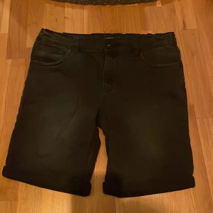 Shorts - Svarta jeansshorts 