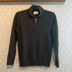 Mörkgrön zip tröja från bruun & stengade, storlek L men passar M Inte så använd