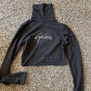 Polo svart  - Kort polo tröja. Ostretchig men otroligt fin 