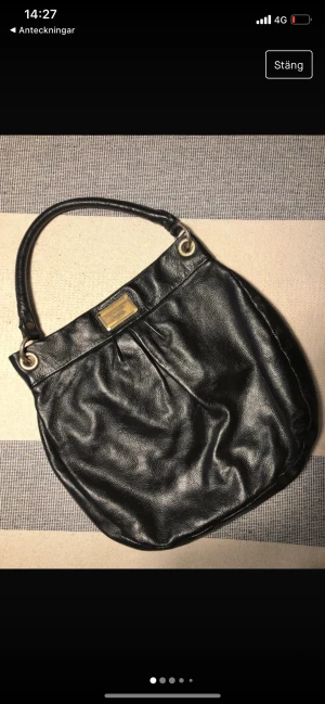 Marc jacobs väska - Hjälper min mamma att sälja hennes marc jacobs väska😊💗 den saknar en plupp i vänster hörn men det går säkert att laga hos en skräddare till ett lågt pris och är inget man tänker på!☀️