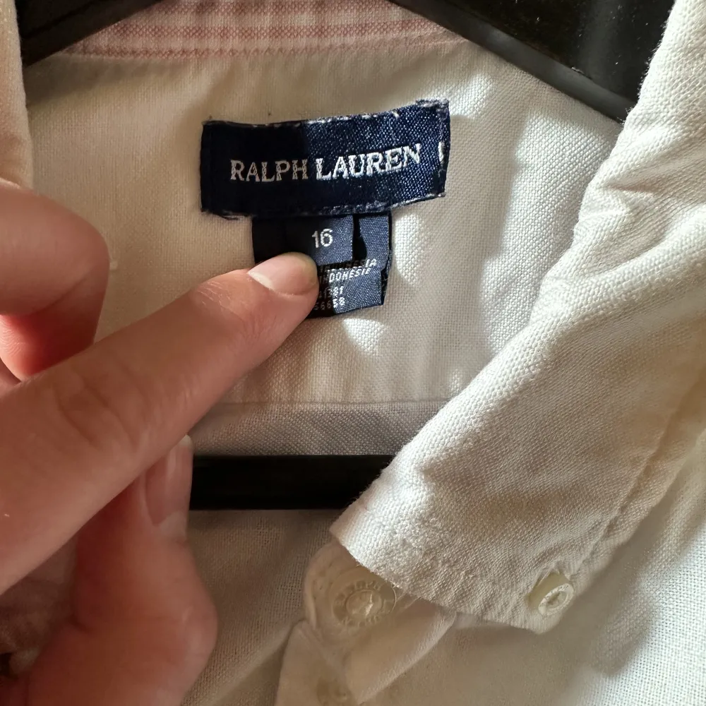 Vit Ralph Lauren skjorta. . Skjortor.