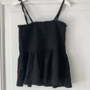 Top linne svart - Söt räfflad top, linne i Small. Svart