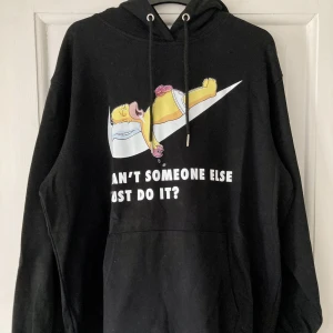 Hoodie Simpsons Homer svart  - Homer Simpson på nike-loggan. Svart hoodie i storlek medium