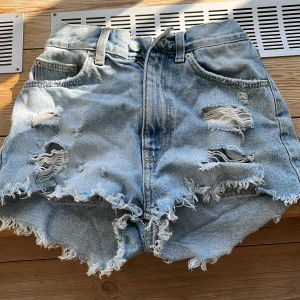 Snygga zara shorts! - Säljer dessa jättesnygga zara shorts som är perfekta nu till sommaren! 💓 De är storlek 32 och tyvärr för små för mig😞