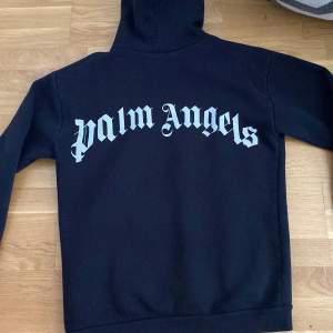 Säljer min Palm Angels hoodie då jag inte använder den så mycket, tar emot byten, priset kan diskuteras vid snabba affärer 