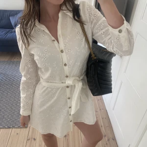 Vit klänning zara - Hej, säljer nu min jätte snygga klänning från zara helt oanvänd. Så snygg nu i sommar!!