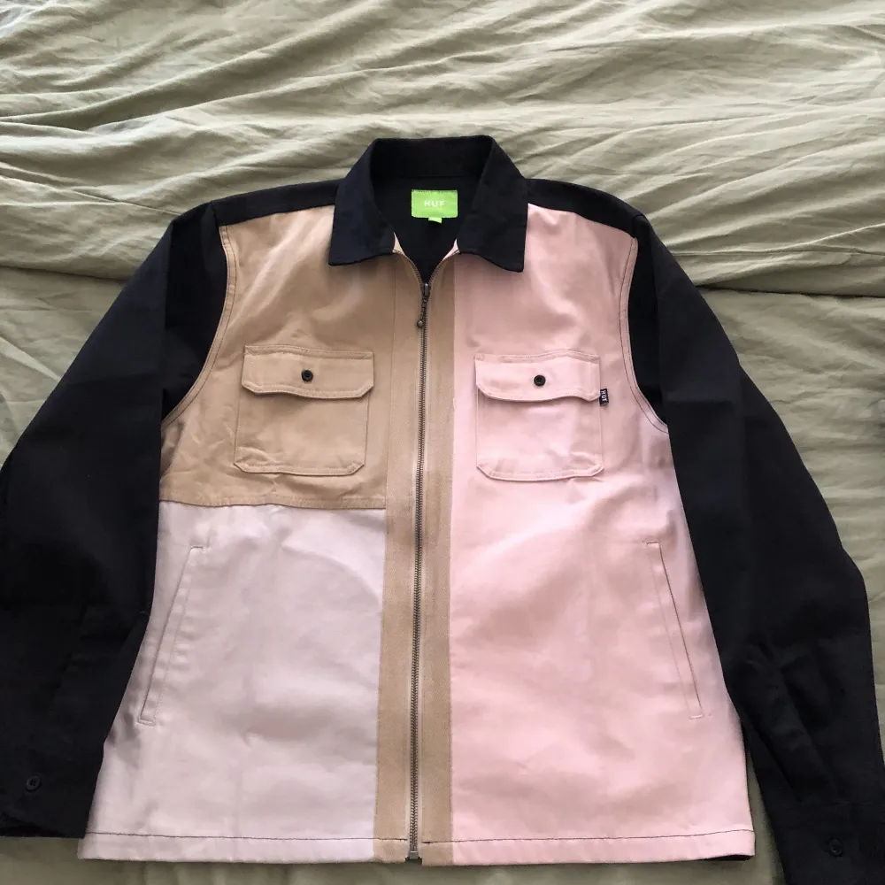 Jacka/overshirt från HUF med lite colorblocking. Säljer pga det var en present som jag inte riktigt behövde.  Nypris 1700  Jag är 175 cm och 65 kg.. Jackor.