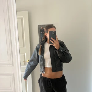 Jacka - Fake läderjacka från nakd, nypris 999kr, nyskick knappt använd, storlek 34/xs💕
