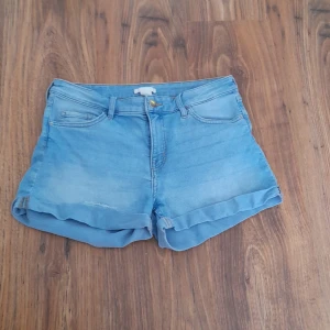 Jeansshorts - Blåa jeansshorts storlek 38 från h&m