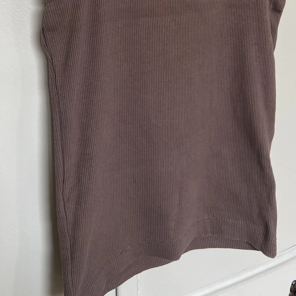 Ribbat linne i en brun färg. Använt ett fåtal gånger, inga defekter 🤎. Toppar.