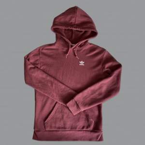 Adidas Hoodie i vinröd färg 💫 Storlek S, använd ca 2 gånger och är i nyskick 🤝