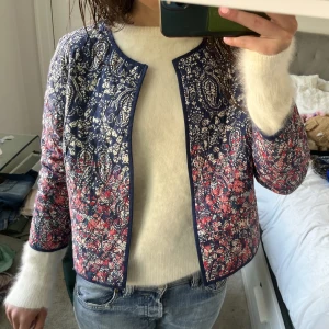 Jacka!! - Så snygg jacka som är perfekt till sommaren över en blus eller klänning!!