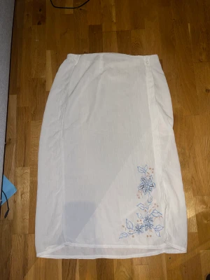 Långkjol - Köpt på Humana men kommer från början från Miller’s. Har ett fint blom brodyr. Kan användas som lågmidjad och högmijdjad. Super sommrig och skön!  