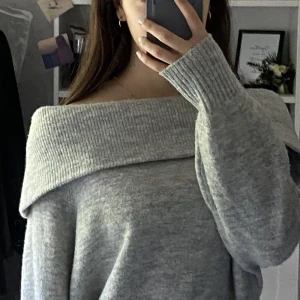 Stickad tröja - En supermysig grå tjocktröja i storlek S (den kan dock vara lite stor i storleken). Är i fint skick, knappt använd. 