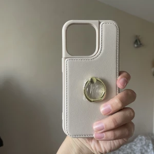 Telefonskal - Fick hem fel skal när jag beställde. Denna passar iPhone 14 PRO och modeller med samma telefonstorlek. Finns plats för kort i plånboken på skalets baksida.  Aldrig använt.   - Betalning sker via swish 