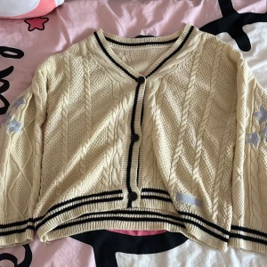 Taylor Swift cardigan fake - Säljer för att den inte är min stil. Fint och har inga fläckar. materialet är mysigt. Klicka på köp om du vill köpa. Kontakta vid frågor!