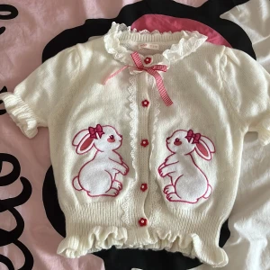 Kanin tröja - Säljer för att den inte används. Har haft på mig den en gång vid testning. Fint skick och helt fläck fri. Perfekt för sommaren klicka på köp om du vill ha den, kontakta om du har frågor!