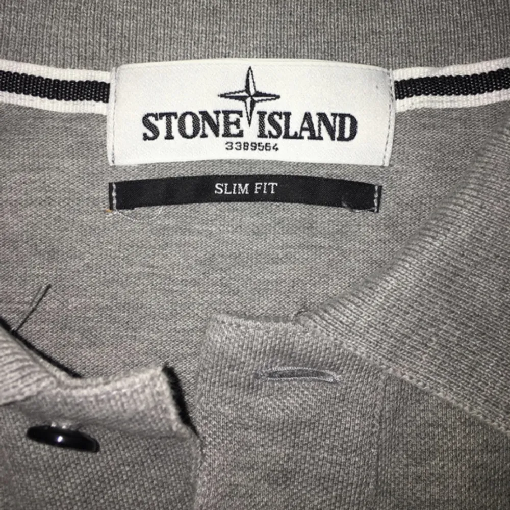 Säljer min Stone Island tröja, Långärmad piké då jag växt ur den och kan alltså inte ha den längre, köpte den för nypris ca 1800.  Pris går att förhandla . Skjortor.