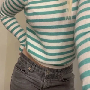 zara skcikad tröja  - säljer denna supersöta grön randiga stickade tröjan ifrån zara, känns nästan som kashmir ❤️