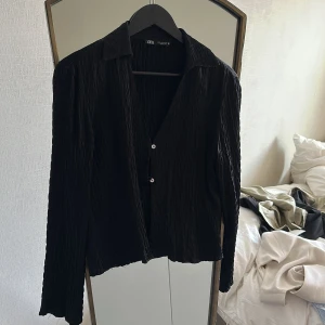 Tröja - Tröja från Zara med två knappar. Lite öppen tröja. Storlek S. Säljs för 150kr+frakt