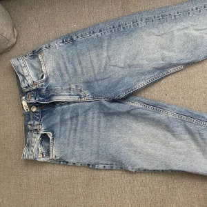 Straight jeans! - Straight jeans från Gina! Knappt använda. 