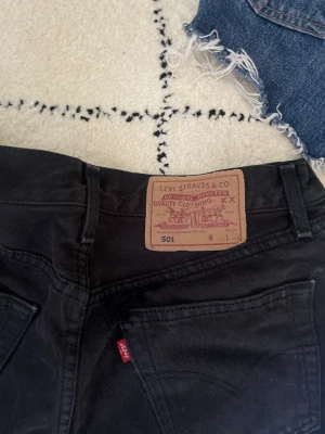 Svarta Levisshorts 501 - 501or svarta😍 Midjemått 80cm