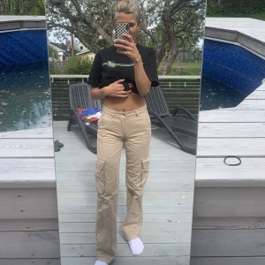 Cargo byxor - Cargo byxor får ginatricot i storlek 32, nypris 499kr