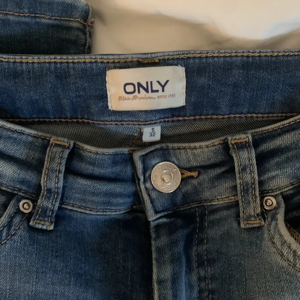 Jättesnygga jeans från ONLY, säljer då jag redan har massa jeans💓 Köpta i butik för 430kr och kan sälja för 200 vid snabb affär🙏 I superbra skick! . Jeans & Byxor.