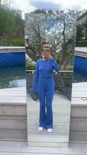 Snyggt blått set - Blått set från Nelly byxorna är storlek S och tröjan M, 130kr