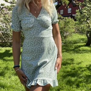 Klänning - Säljer min söta sommarklänning i denna superfina färg. Passar perfekt en sommardag, både att klä upp och ner! 