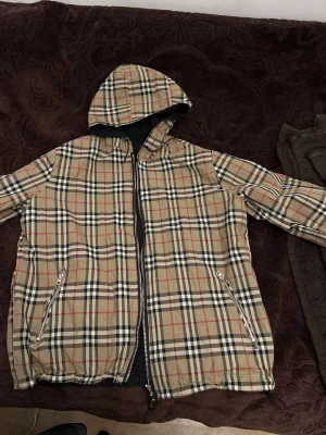 Burberry Jacka - Burberry jacka som man kan ha på sig åt båda hållen. Storlek M/L. Haft den i cirka 3 månader och den är väldigt sällan använd. 