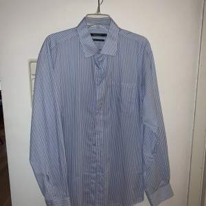 Sommarskjorta från dressman, riktigt skön och luftig. Storleken står XL i skjortan men sitter som en L 