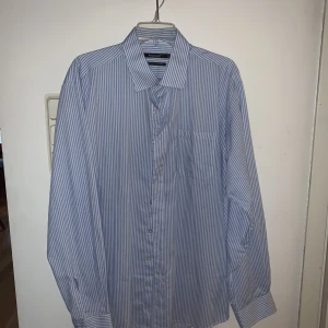 Skjorta Dressman  - Sommarskjorta från dressman, riktigt skön och luftig. Storleken står XL i skjortan men sitter som en L 