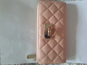 Jättefin plånbok  - Mycket fin plånbok i mjukt fint äkta skinn. Många fack inuti plånboken och även en stor ficka med dragkedja. Mycket användbar. Mycket lite sliten i hörnen.