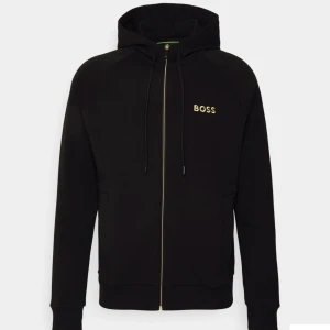 Hugo Boss Zip - Säljer denna i storlek M men passar folk med L med Aldrig använd pågrund av att den var för stor.  Nypris - 1899kr Mitt pris 1400kr