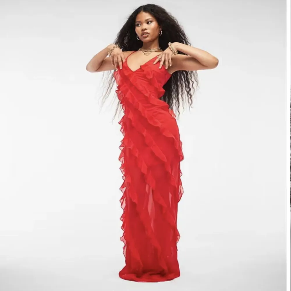 Säljer denna super fina röda klänning från Missguided då den va lite för stor. Helt oanvänd. Perfekt nu till sommaren🌼🌼 köpare står för frakt 🫶. Klänningar.