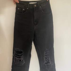 Svarta raka jeans med hål från NAKD.