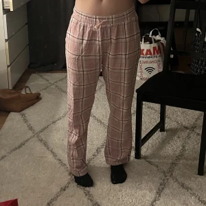 Pyjamasbyxor  - Super fina pyjamasbyxor som tyvärr blivit för korta för mig 🌟 älskar så mycket men måste göra mig av med nu  :( pris kan diskuteras!