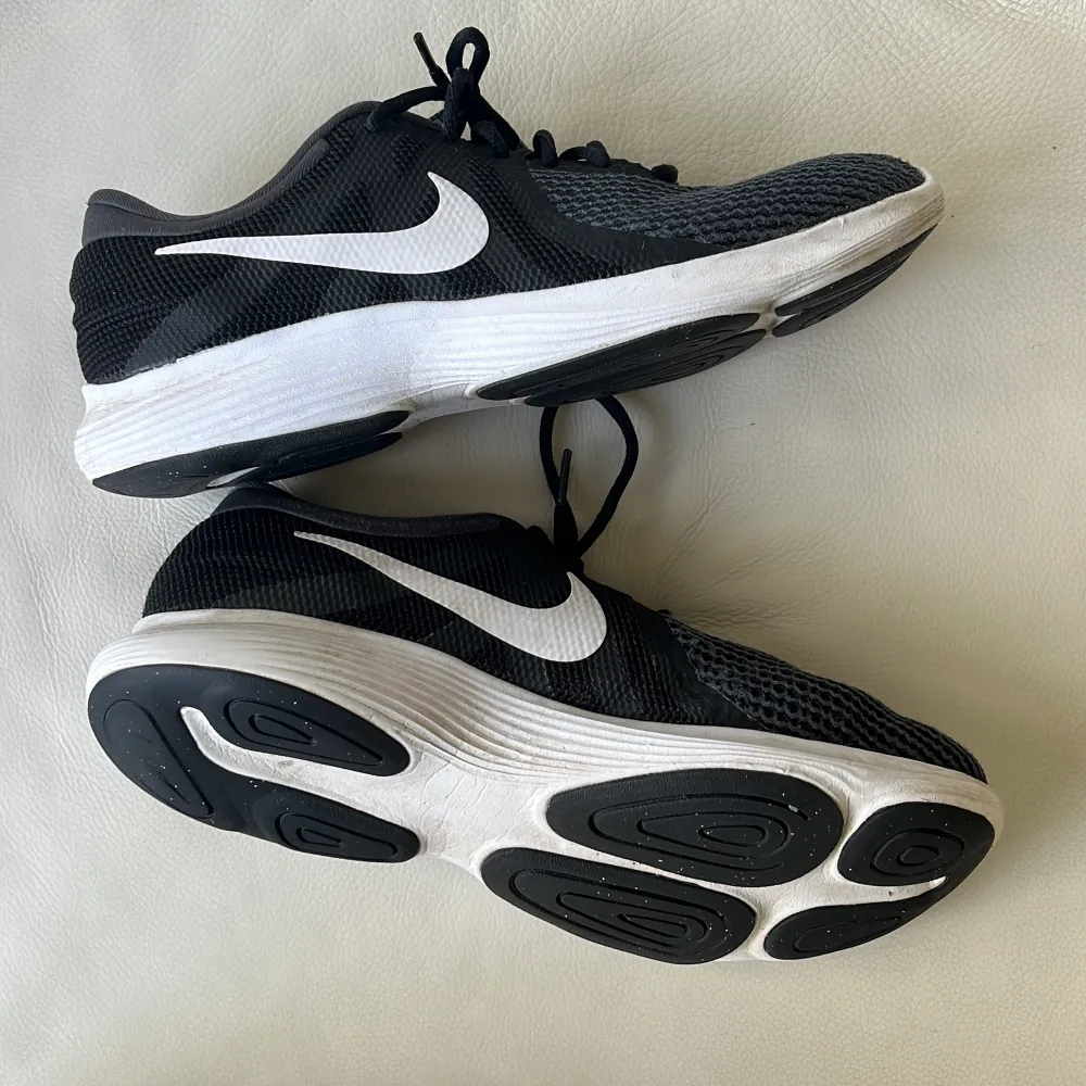 Löparskor Nike Revolution 4 storlek 41. Har tecken på användning men är i gott skick. Nypris ca 700kr. Skor.