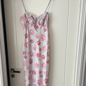 Superfin ny klänning från Gina Tricot!! - Klänning från Gina Tricot, endast testad. Nypris 500kr