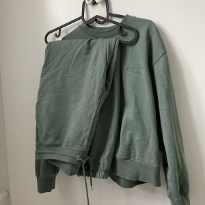 Mjukisset HAN KØBENHAVN - Grönt mjukisset från HAN KØBENHAVN. Storlek L. Inköpt i januari 2023 på illum i Köpenhamn. Nypris 1900 sek. Nyskick.