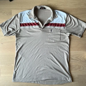 YSL Piké  - Vintage ysl piké i fint skick, lite nopprig på insidan men inga hål eller defekter.  Storleken uppskattar jag till medium/small. 